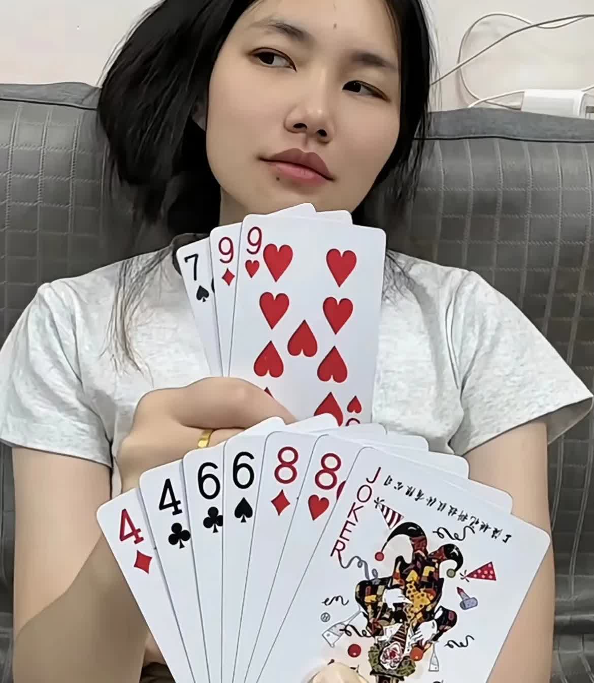 老婆闺蜜打牌很嚣张，她明牌了，说这把牌我要是能赢她，她跟我姓。

看着她那傲