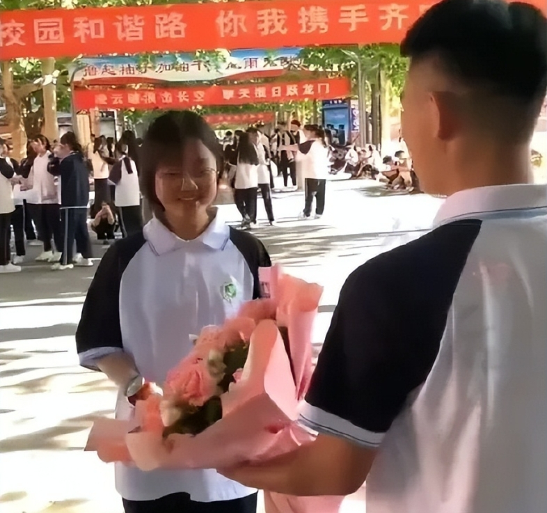 6 月 10 号啊，河北有个男孩，考试一结束就特勇敢地跟一个女孩表白了，还送上了
