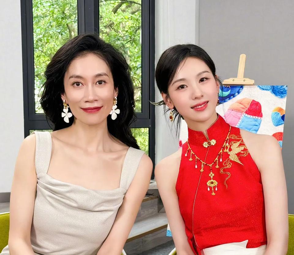 左边是温峥嵘，1978年出生，身高170cm。
右边是陈都灵，1993年出生，身
