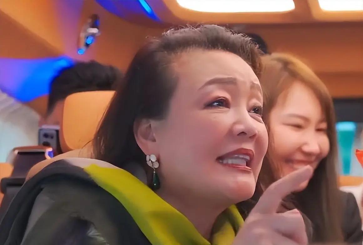标题蹭热度自爆：张兰麻六记后厨直播的“流量陷阱”与行业警示，餐饮行业因罗永浩与西