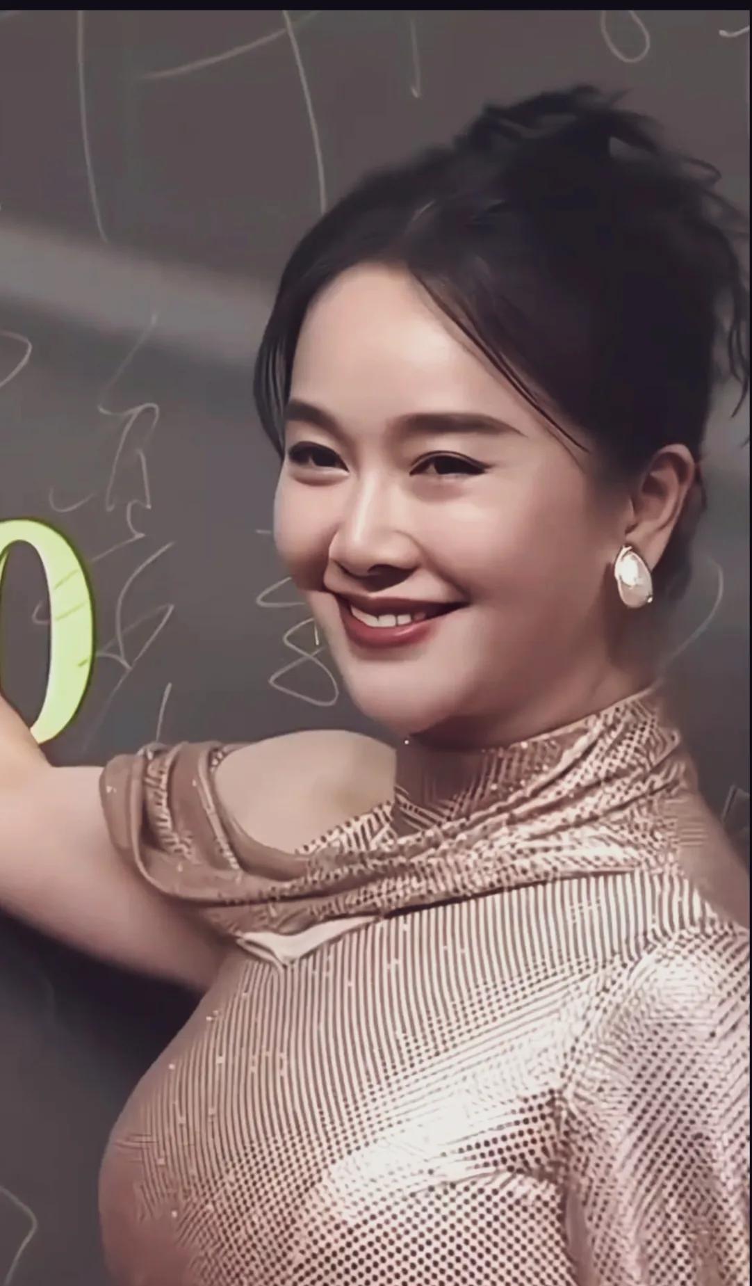 左小青48岁啊，我还以为才30多呢。脸颊饱满，身材丰腴，魅力四射，像熟透了的果子