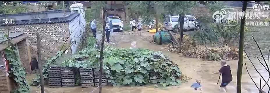 不扶倒于积水老人被处理，民警的“民”字究竟该如何写？
家人们，真的太让人心寒了
