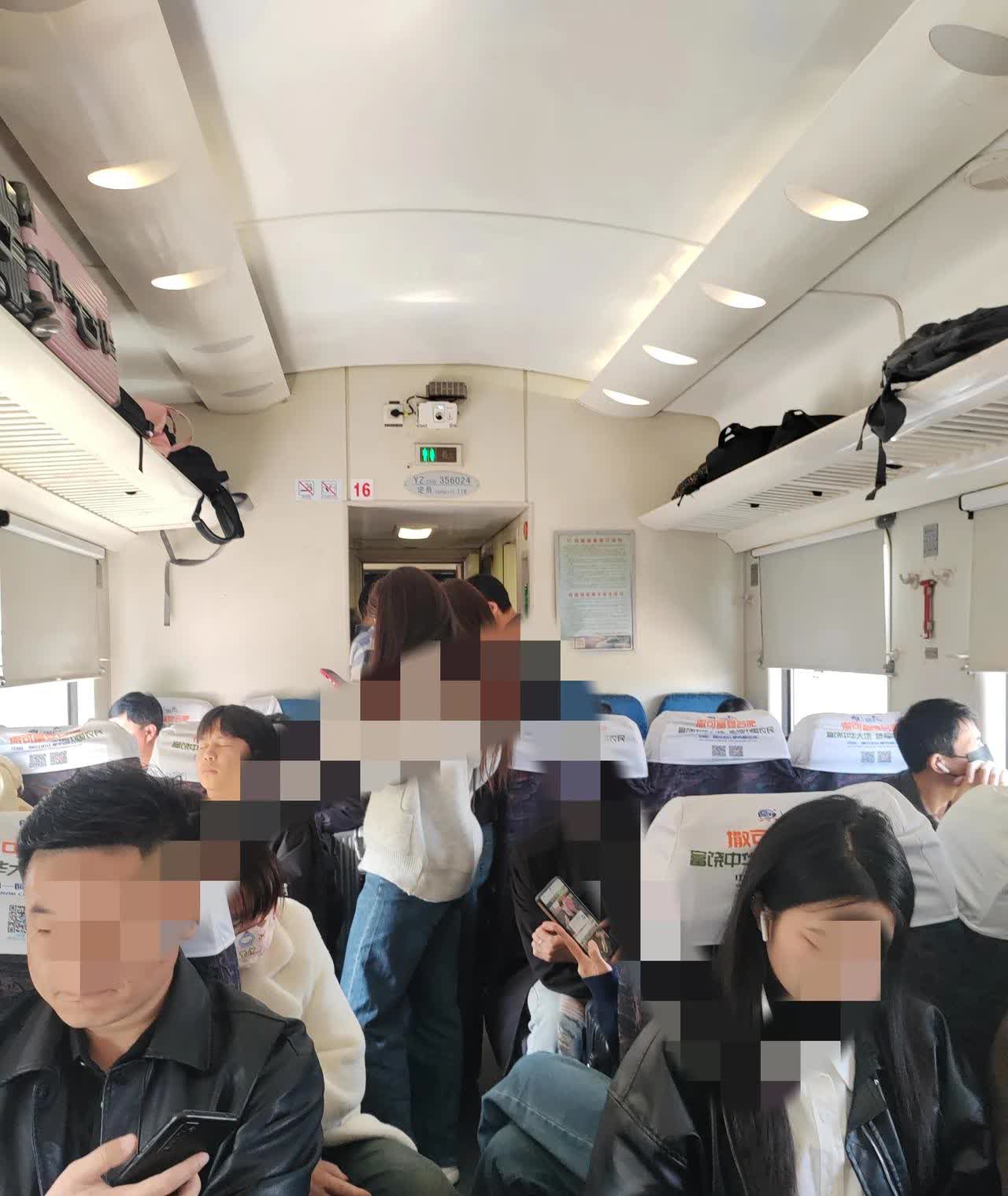 我发现，还是普通火车人多，每次做这车，都是人挤人，不提前买票，根本买不到座位票，