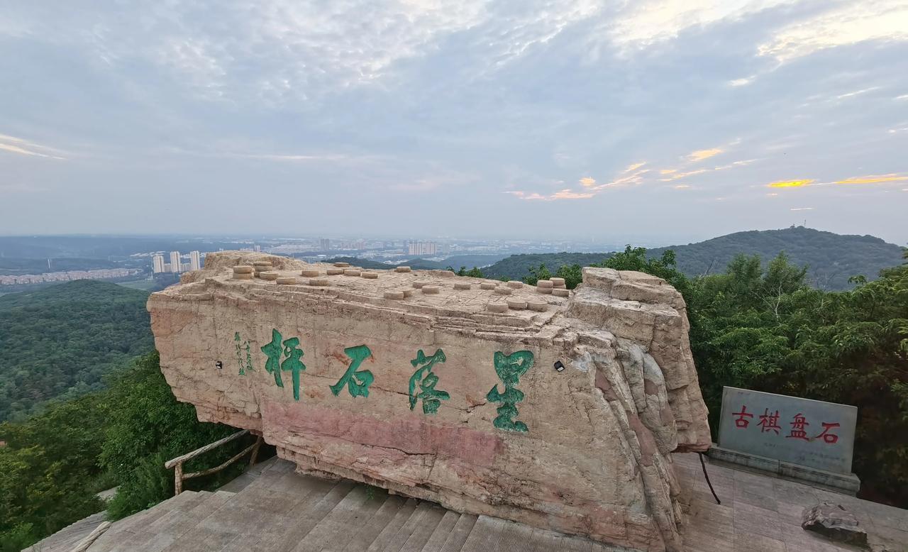 沈阳棋盘山。
铁拐李登山留下了两个大脚印儿，脚印至今仍然清晰可见。
据说是铁拐李