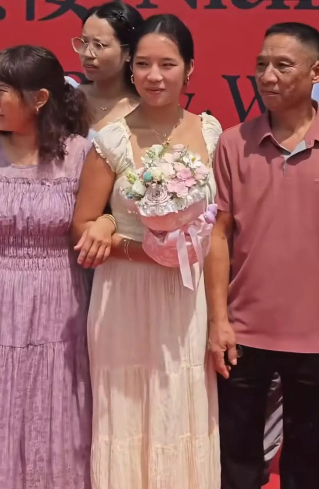 华裔女孩回国，养父母真伟大











**文章：**






