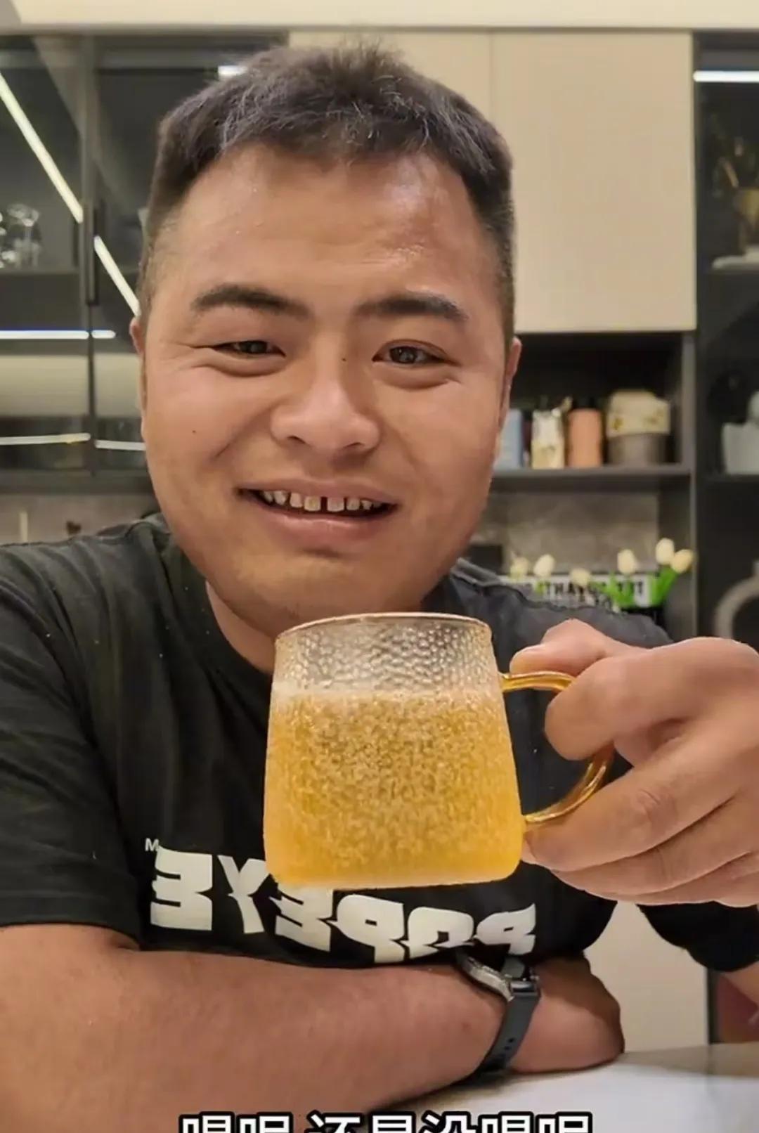 二两其实不用过多去解释，人性原本这样，恨你富，欺你穷。要不怎能展现自己的优越性，