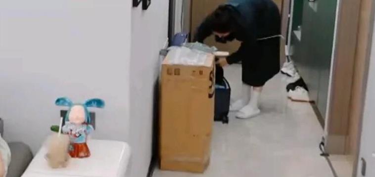 看张维伊和董璇商量婚礼的事，就明白为什么网友说董璇一直在迁就张维一了，这难道就是