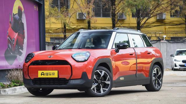 新车优惠后售2129万元，电动MINIACEMAN南红红限定色版实车