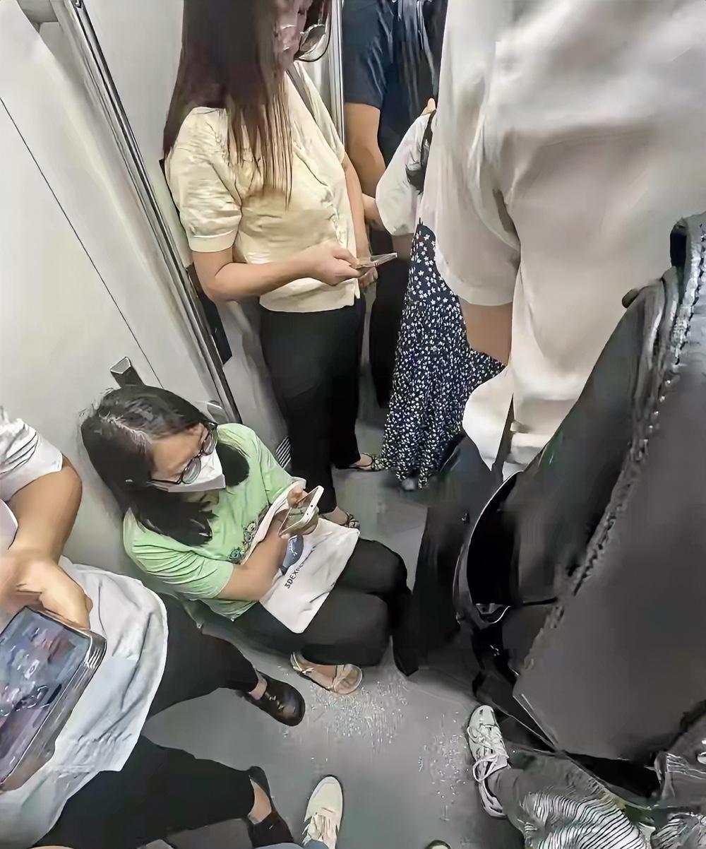在地铁里人特别多的时候，如果你身旁有一个这样的，你会是什么心情？有人说她并没有影