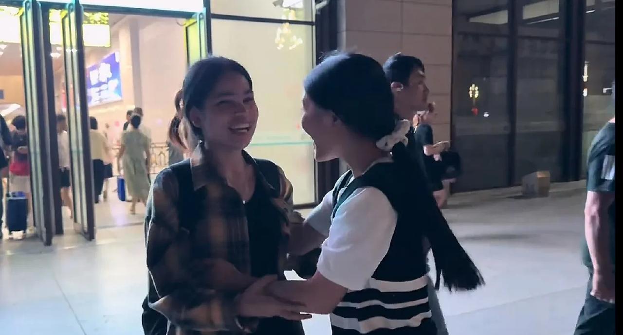 蜜与阔别五六年的老挝闺蜜终于在中国相聚了，两人见面后一路热聊不停。
蜜的闺蜜身形