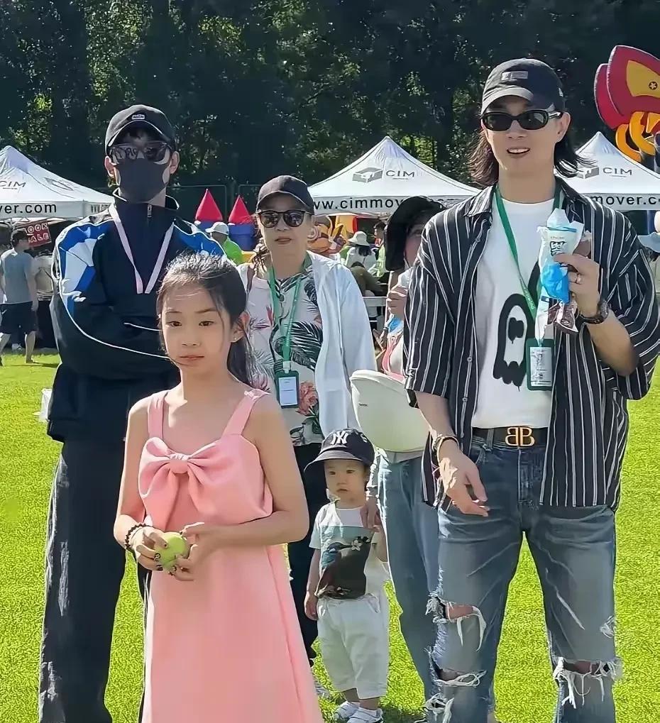 迷你版戚薇lucky长大了，小时候参加节目那个古灵精怪的小女孩也要变成大姑娘了。