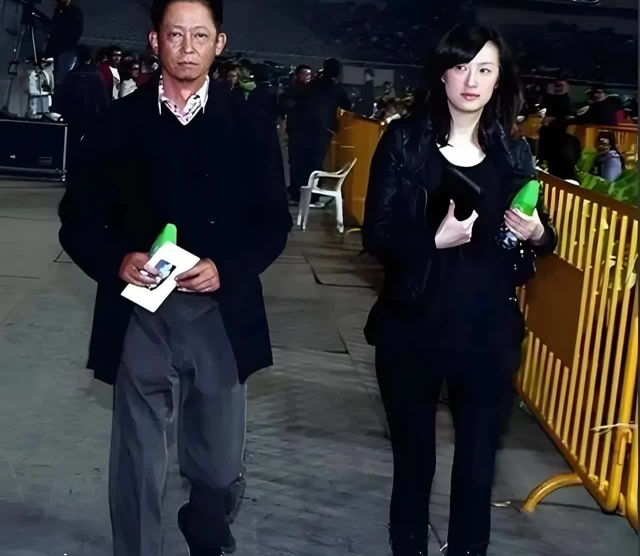 王志文的老婆陈坚红好美哟，高挑个子，不愧是模特、演员出身，长得白嫩白嫩的，真正称
