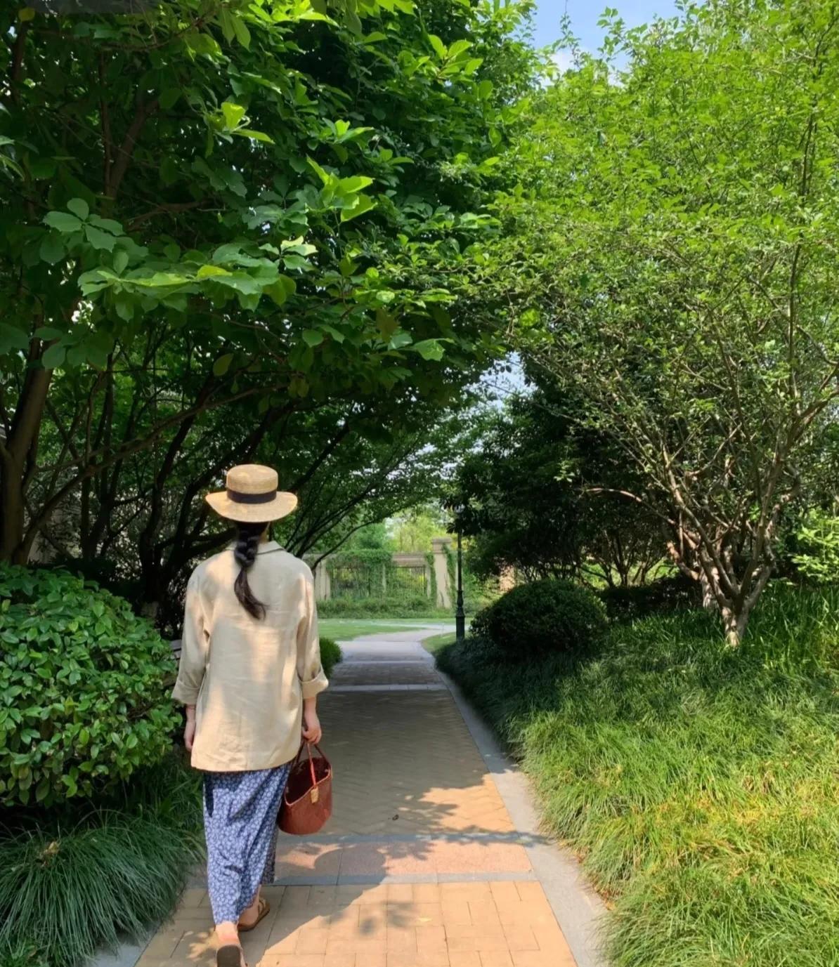 我有一个面目清秀的女同学，30年未见，再相见时，已不敢相认。



三十载光阴荏