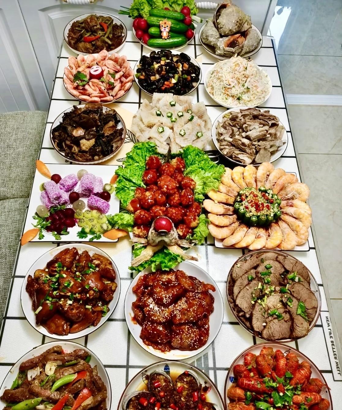 今天是八月十五，大姑姐和小姑子都回来了，终于又可以团聚了。婆婆一个电话，让我赶紧