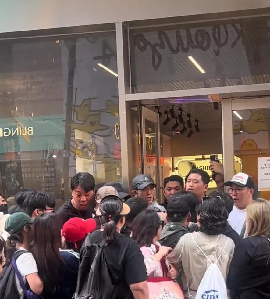 广州，有人抢泡泡玛特抢出人命，假的！
昨天，有人称“广州抢泡泡玛特摔死了一个”
