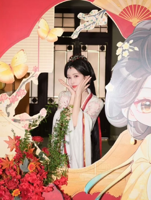 被孟子义的宠粉行为圈粉了！粉丝让站哪儿就站哪儿，毫无架子，互动起来超亲切，这样的