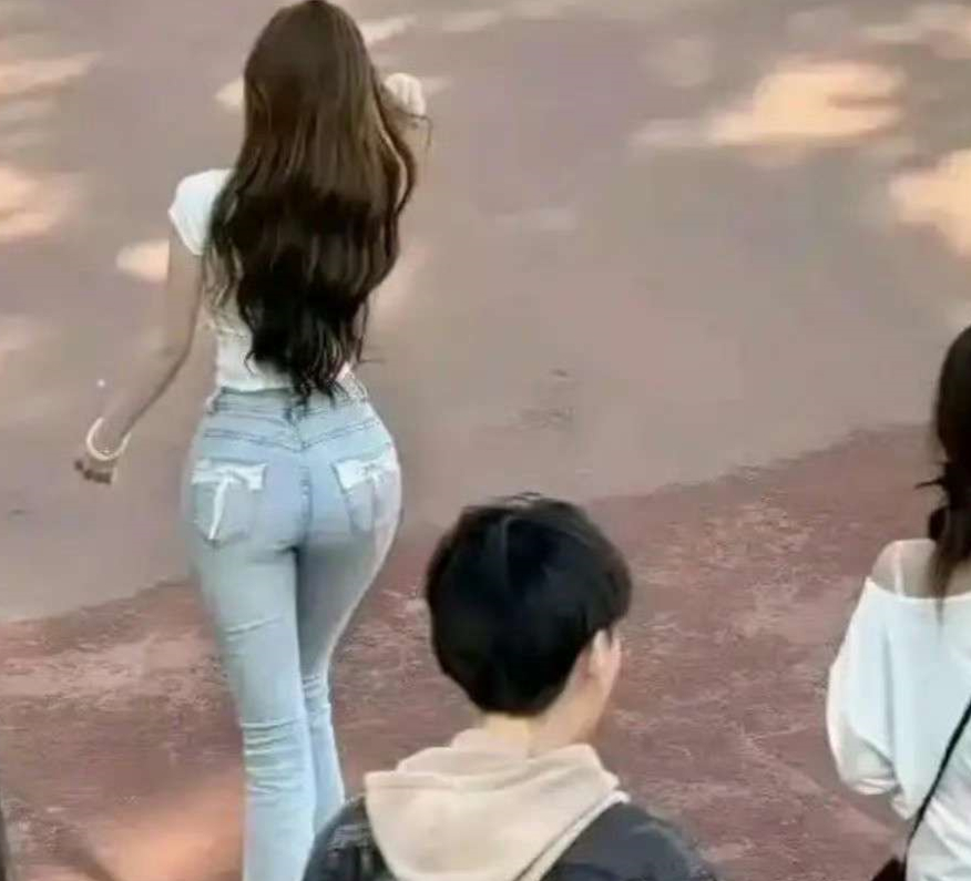 体育场碰见的，好想去要联系方式