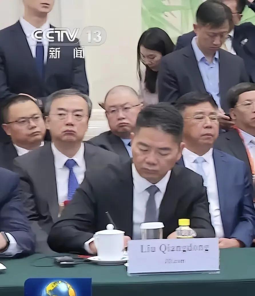 刘强东，两次在新闻联播上出现镜头画面，这透露了什么信息？
从中分析，可以透露传递