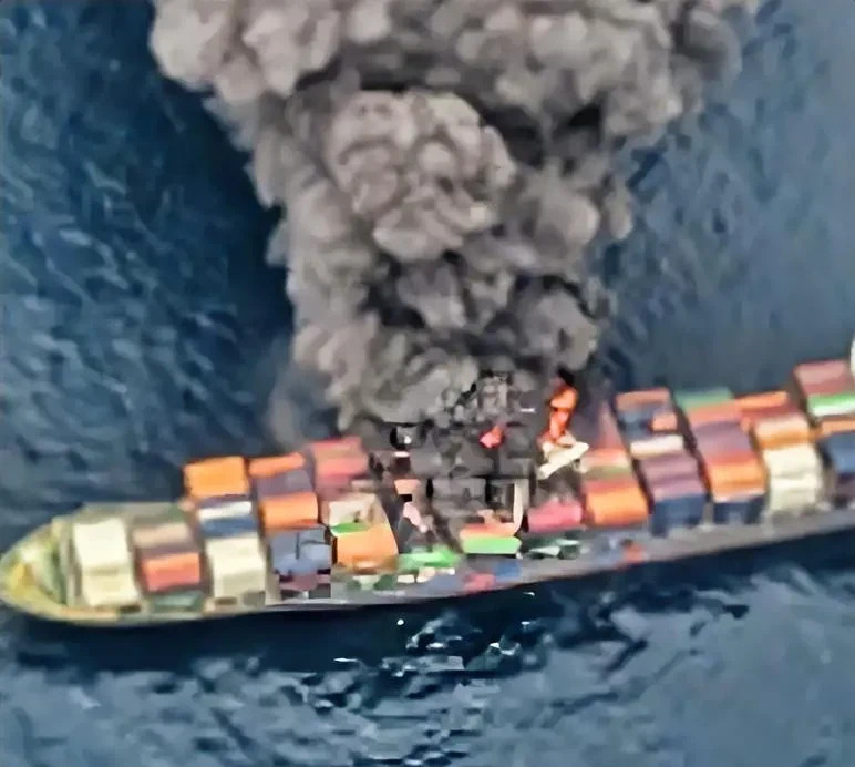 印度洋货船爆炸起火，18人跳海





---





我的天呐，这可不是闹