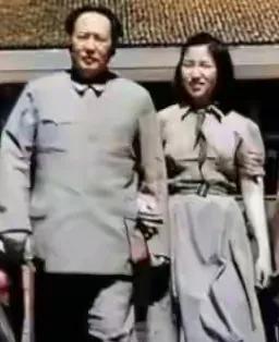 阳光明媚，毛主席带女儿李讷郊游。



那天，秋高气爽，万里无云。主席和李讷漫步