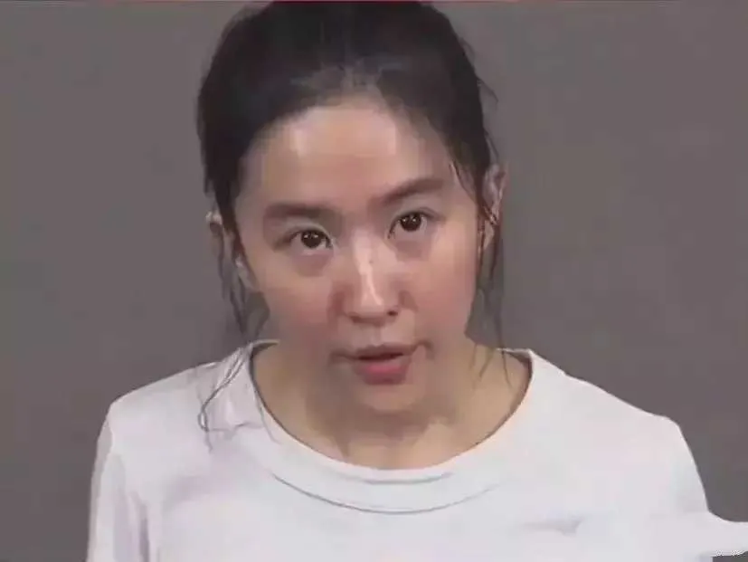 大家都知道，刘亦菲是一位美丽动人的女神。但是，她这个极为罕见的素颜照，引起了大家
