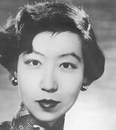 1956年，吃下堕胎药的张爱玲，疼的在床上直打滚。突然，孩子掉了下来，她悬着的心