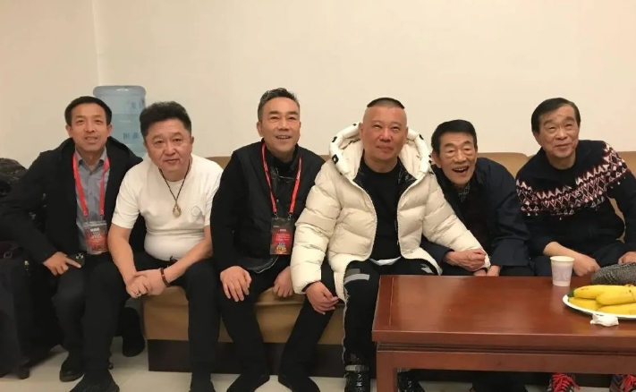 这张照片里的人看着都眼熟，杨少华像个老顽童，还有于谦杨议郭德纲，旁边俩位你能叫出