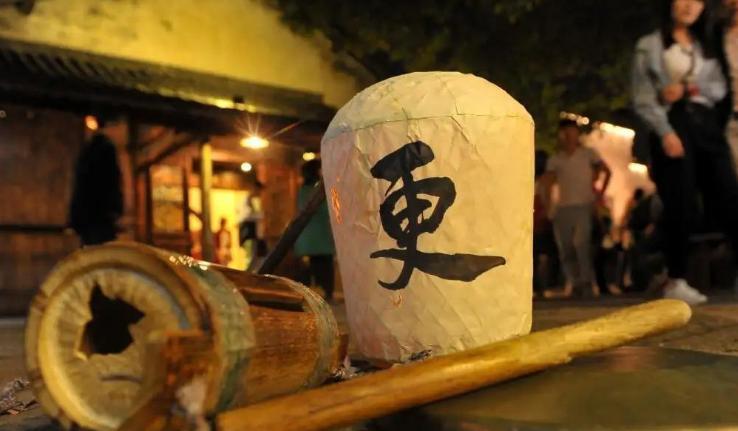 清朝更夫月俸八钱白银，相当于现代多少收入？古人薪资与物价的换算
在清朝的夜晚，街