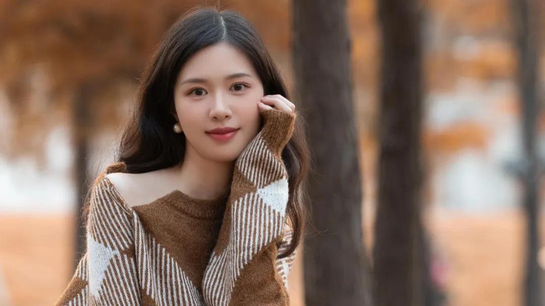 高颜值御姐红杉林间拍照，7个简单动作，松弛漂亮，氛围感拉满