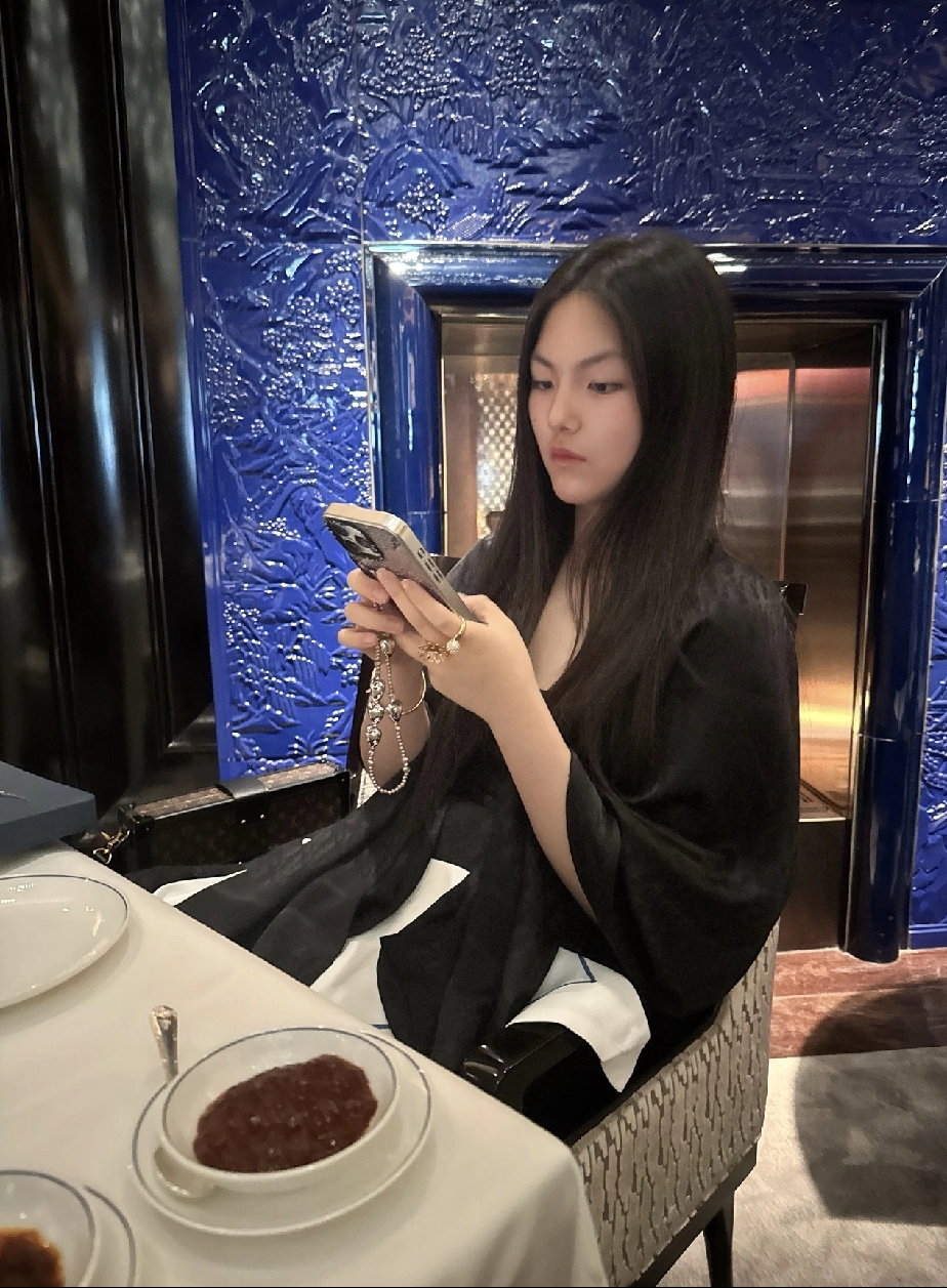 李湘晒女儿英国餐厅的美照，也不知道他这样富养女儿。以后谁能配得上他？到时候网友会