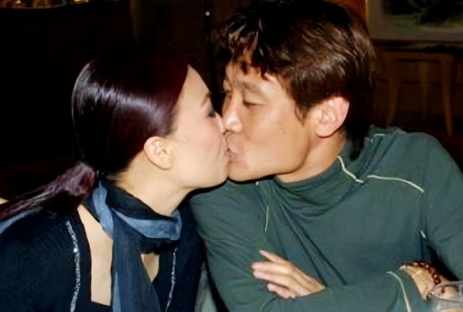 2004年，37岁的那英正满心欢喜的等着给高峰生孩子的时候，高峰被曝出有一私生子