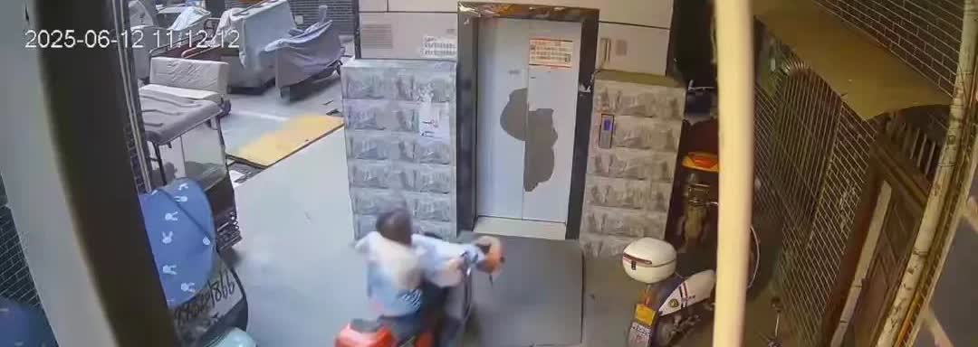 七旬老人连人带车坠电梯井，惊险时分众人合力救援