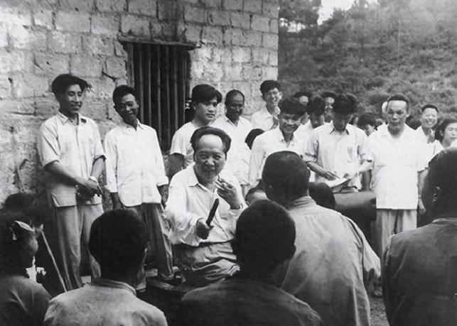 1959年，毛主席听闻堂弟被划为“富农”，当他回到韶山老家时，当地干部还不想让堂