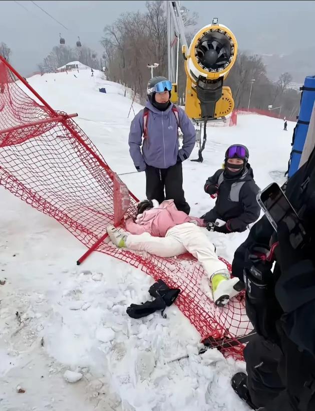 珍爱生命，远离滑雪！
3月1日上午10时许，北大湖滑雪场年轻女子，作为新手滑雪时