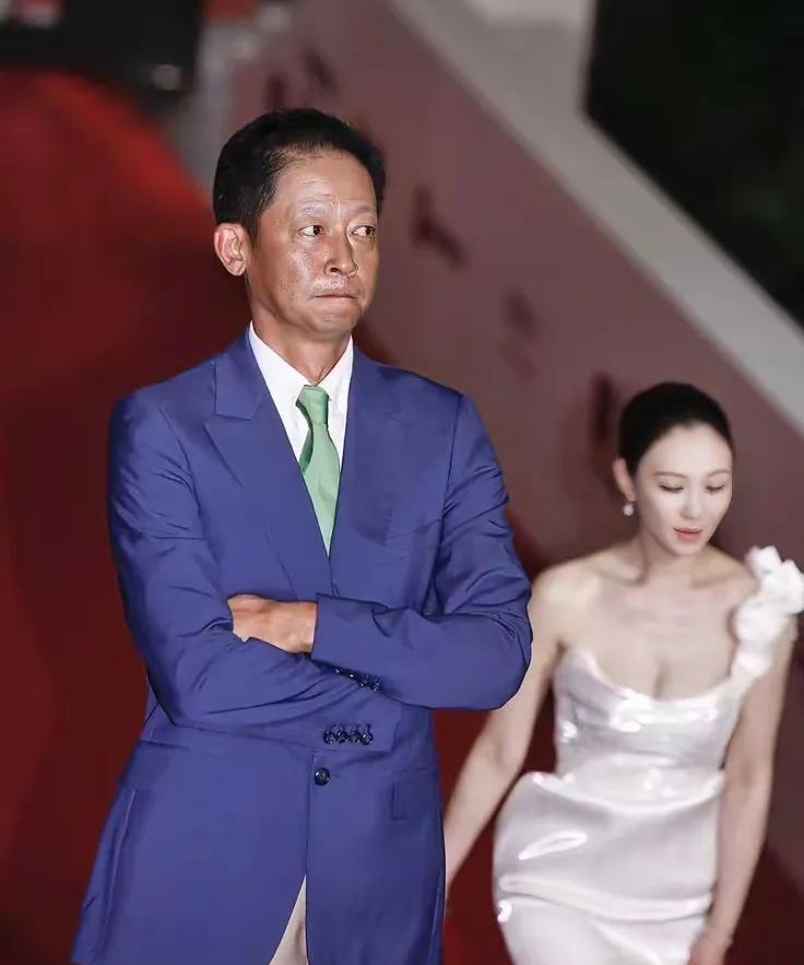 王志文如何做到目不斜视？
身边可是“白富美”李小冉，
两个人早年也合作拍过戏，