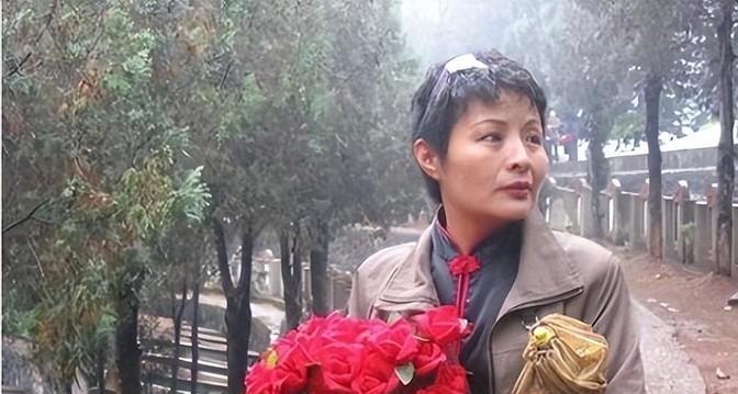 1984年，谢楠因私自开枪为牺牲的战友送行而被开除军籍，20年后，谢楠带着957