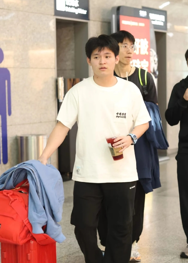 被林诗栋这个白白净净的男孩吸引了，
第一次见他穿白色的T恤，
不是李宁团队代言人