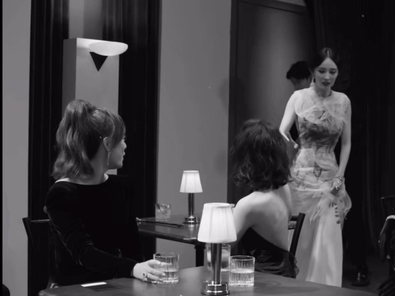 孙俪：“绣绣”。
杨幂顿时反应过来了，满脸娇羞…
宁绣绣算得上杨幂又一人生角色，