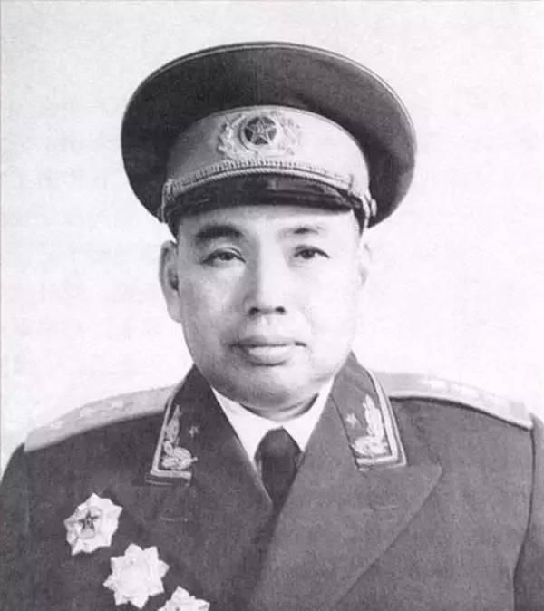 1960年，南京街头有几个泼皮公然抢劫一个老人，老人的护卫刚准备教训他们，就被老