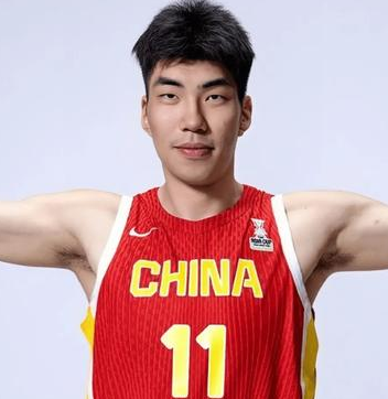 中国男篮球员余嘉豪谈球队对阵印度的比赛，他表示：这场比赛我们要保持侵略性，要从篮