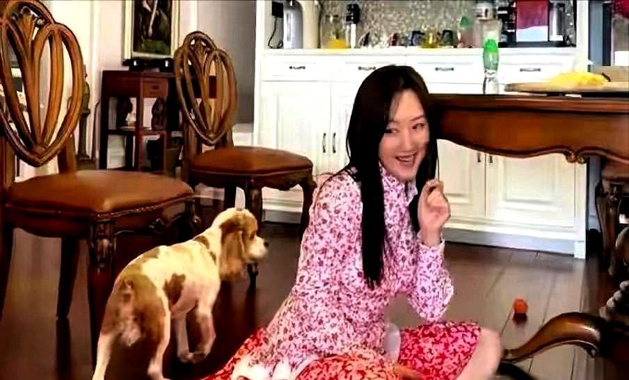 54岁的杨钰莹与母亲于深圳安享岁月。
她栖身豪宅，空中花园蔬果飘香，满是田园诗意
