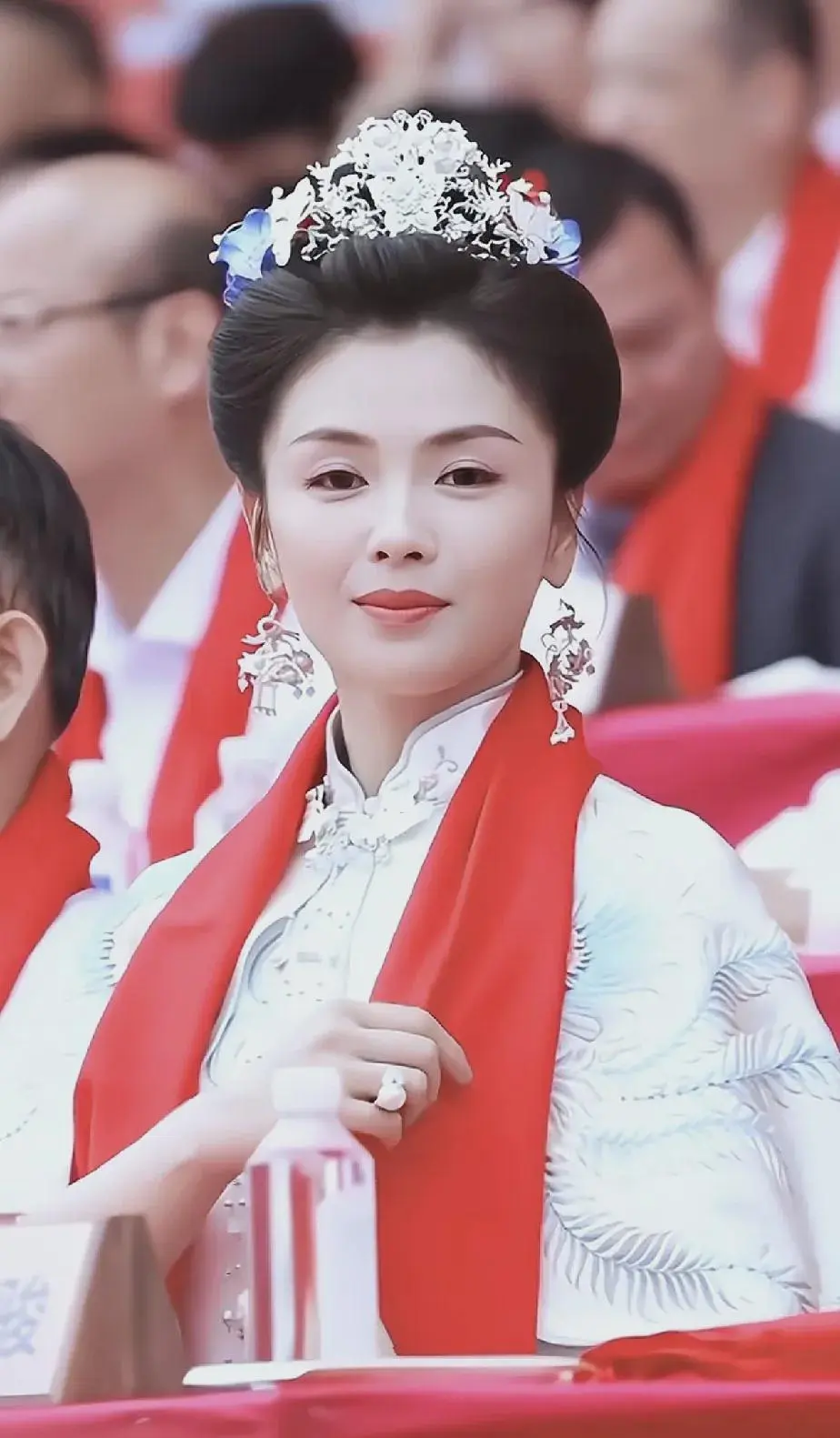 有没有发现，
林心如年轻的时候，
这个扮相更有国泰民安脸的感觉。
只是现在年纪大