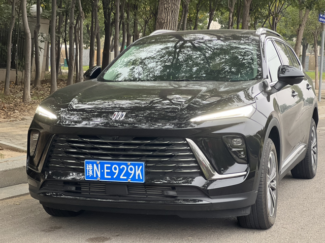 很漂亮哦 我的昂科威plus

中大型SUV嗯，可以Plus，这种是我的选择，真