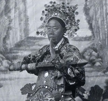 一个小太监陪慈禧下象棋，正起劲儿时，忘了避讳，张口就来：“我杀了老佛爷的马。”话