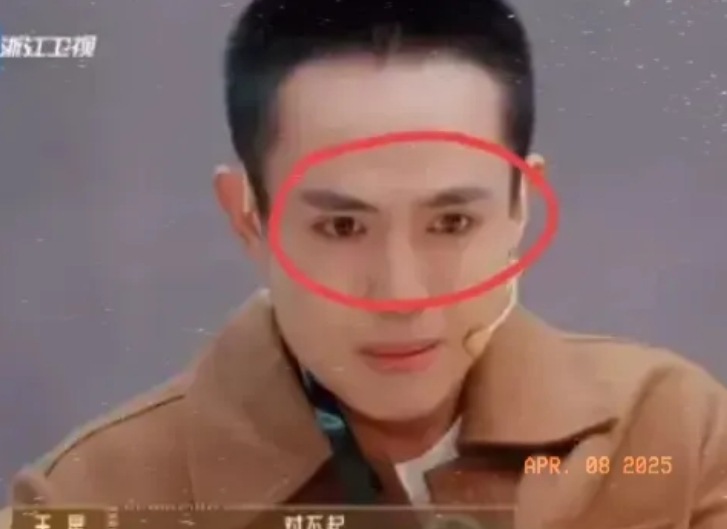 王星自从从外面回来之后，就一直表现得很异常，节目组的小哥一直在观察他。

后台的