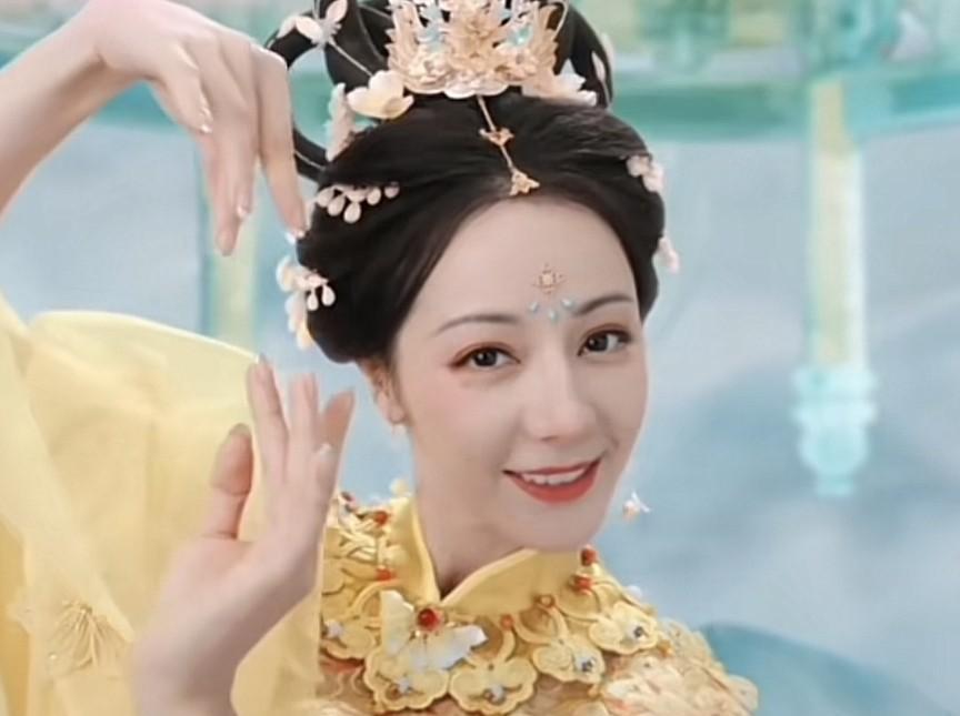 迪丽热巴中秋晚会，
这个嫦娥造型，
说实话，
我是真欣赏不来……
当然这纯属个人