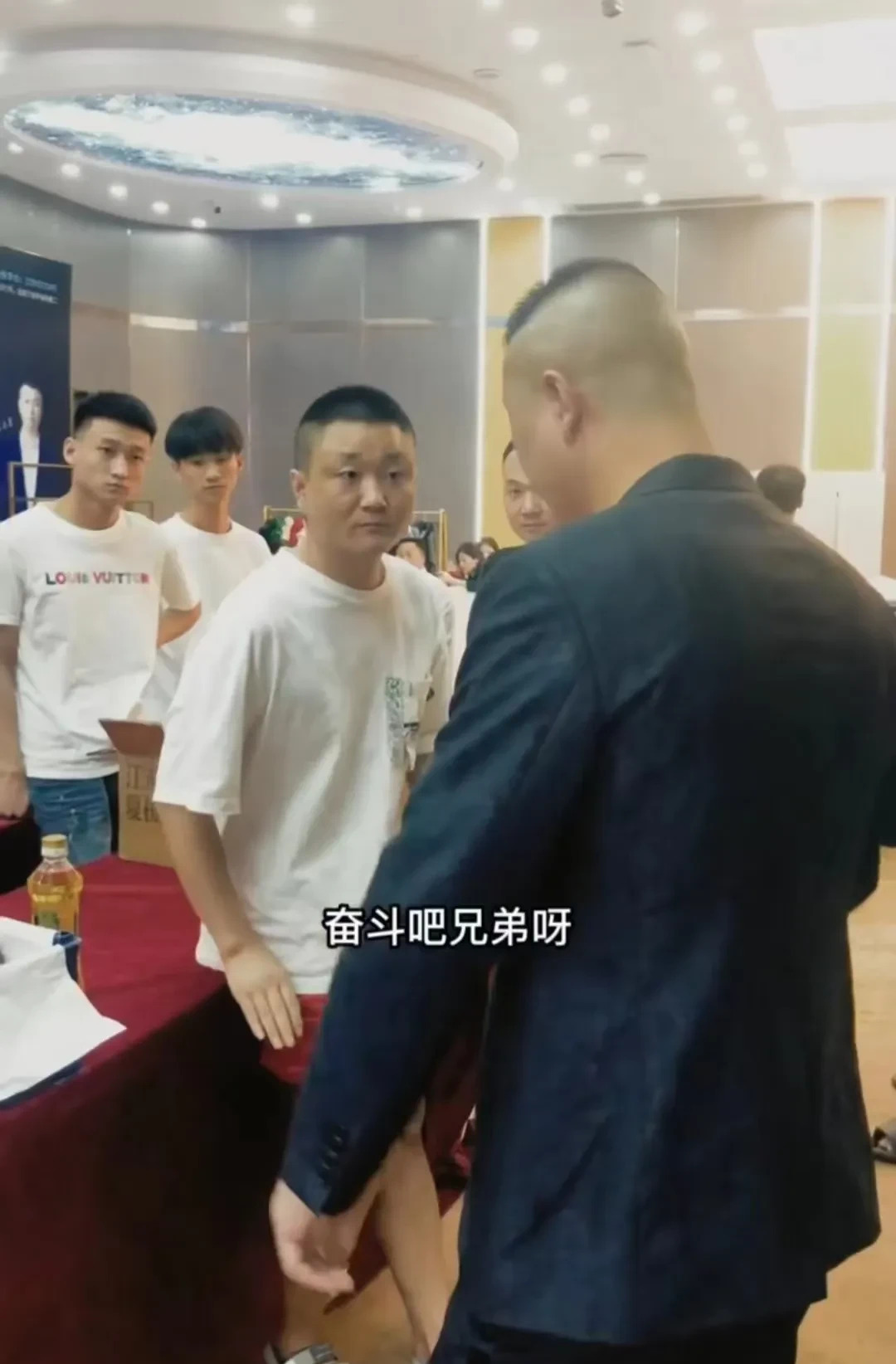 老葛直播回应弟弟被拘留











我的天哪！这瓜真是越吃越离谱了。老