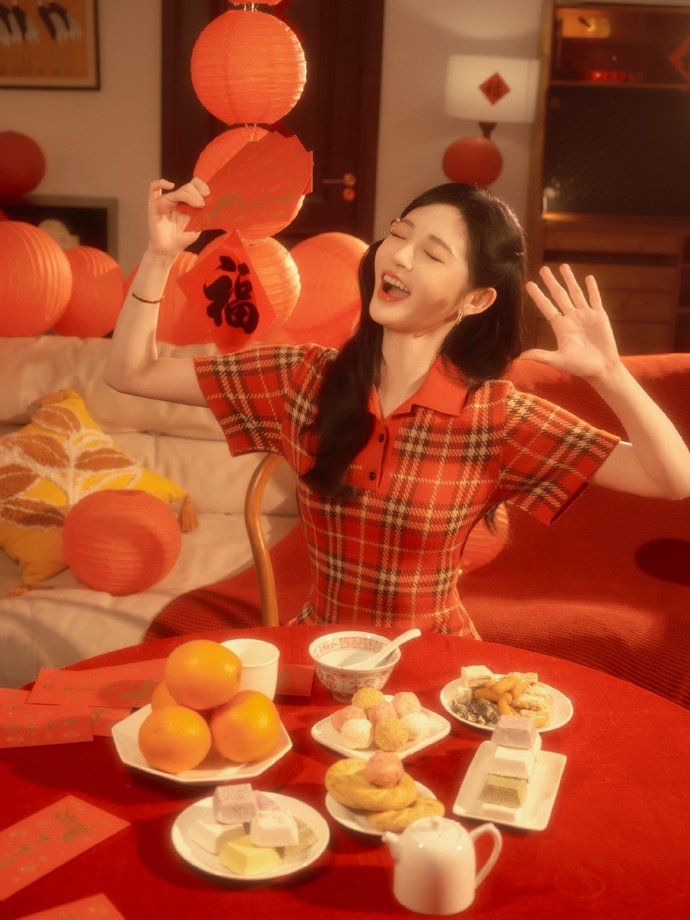 周洁琼的春节美照，超喜庆的松弛感，很nice！