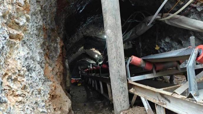 河南南召县一山体被盗挖 村民质疑管理部门监管缺失