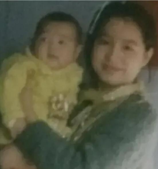 1976年，25岁女知青抱着4岁儿子返城，母亲怒骂：未婚先孕，不知羞耻！可得知孩